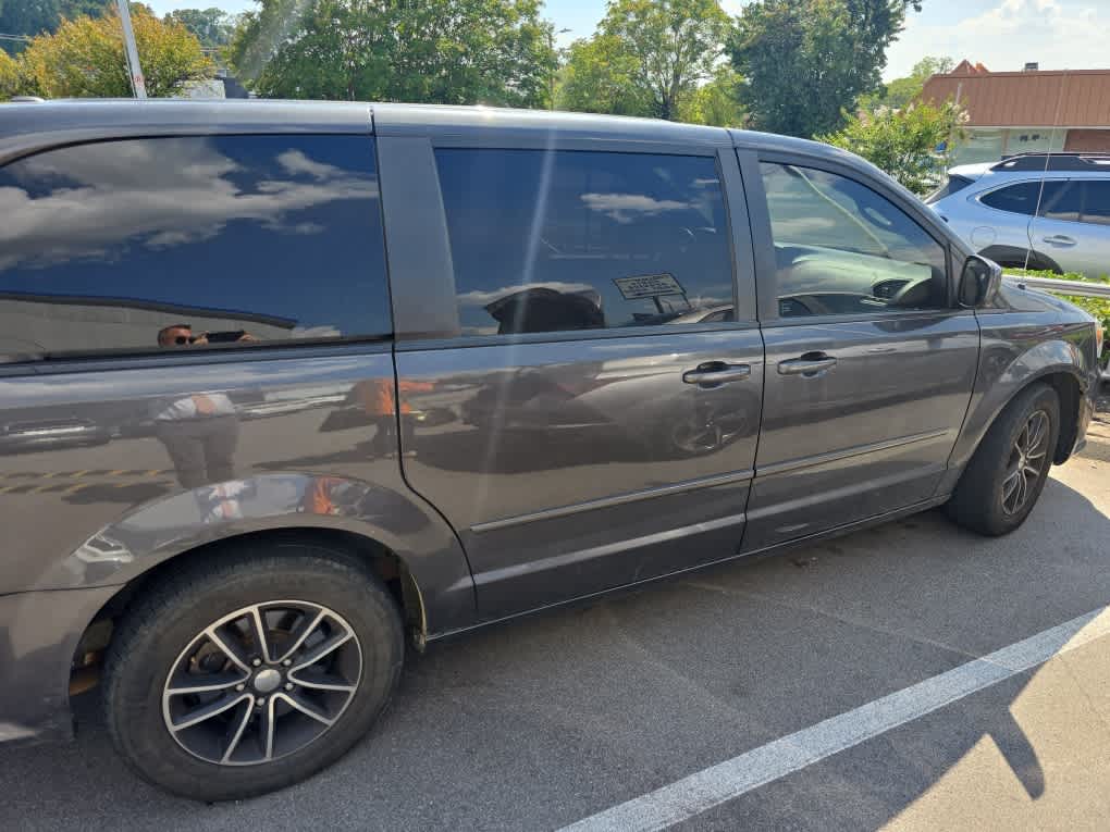 2016 Dodge Grand Caravan SXT Plus photo 2