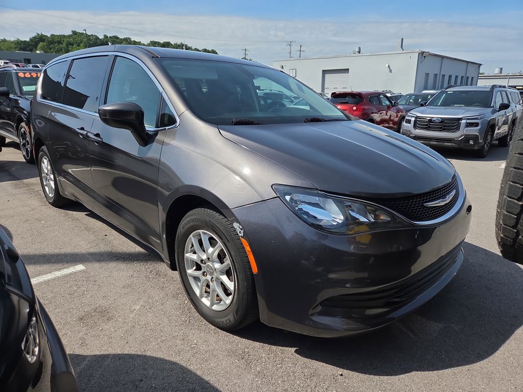 2017 Chrysler Pacifica Touring's photo