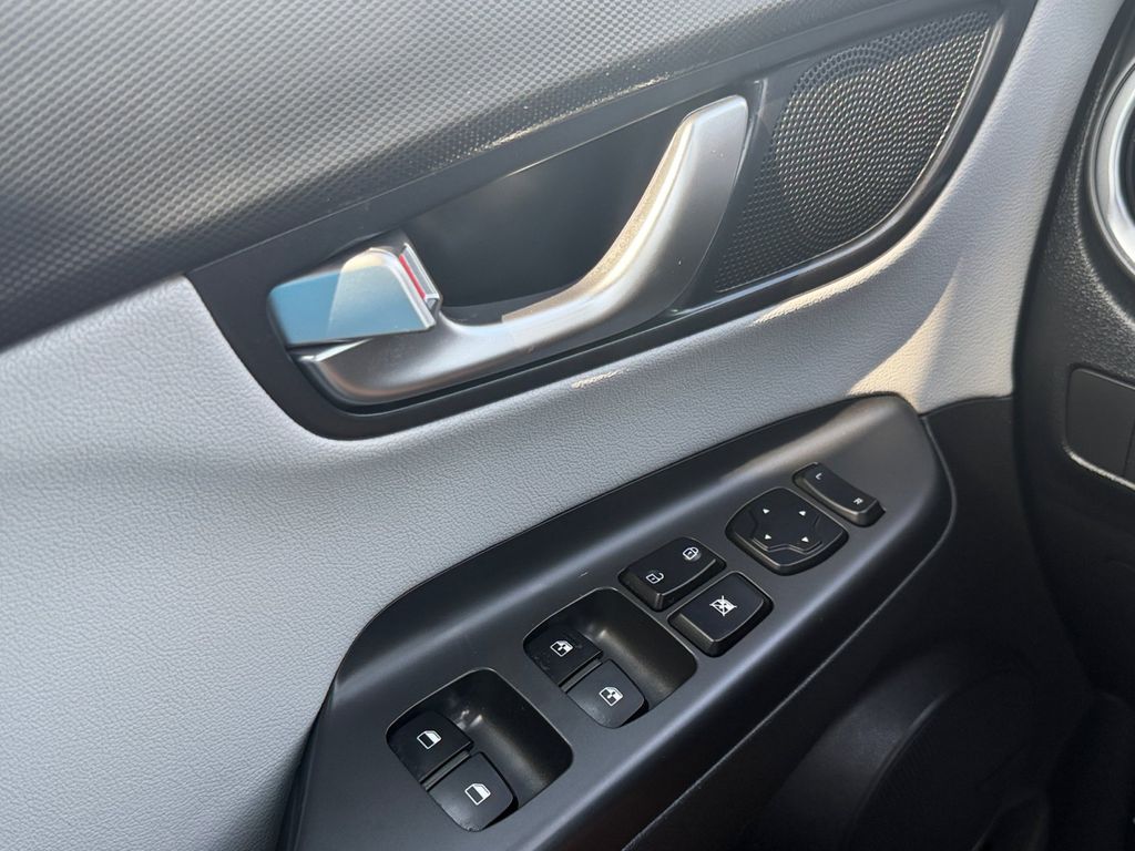2023 Hyundai Kona Limited - Photo 21