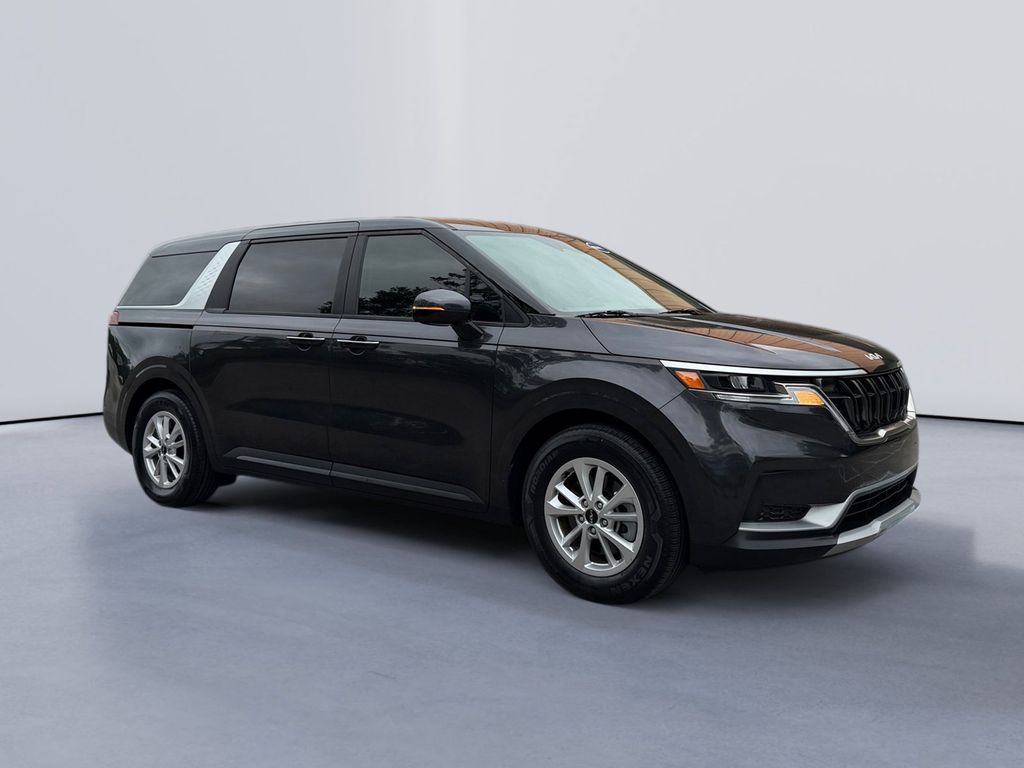 2023 Kia Sedona LX's photo