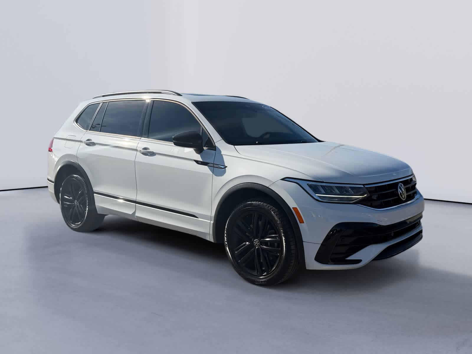 2022 Volkswagen Tiguan SE R-LINE BLACK's photo