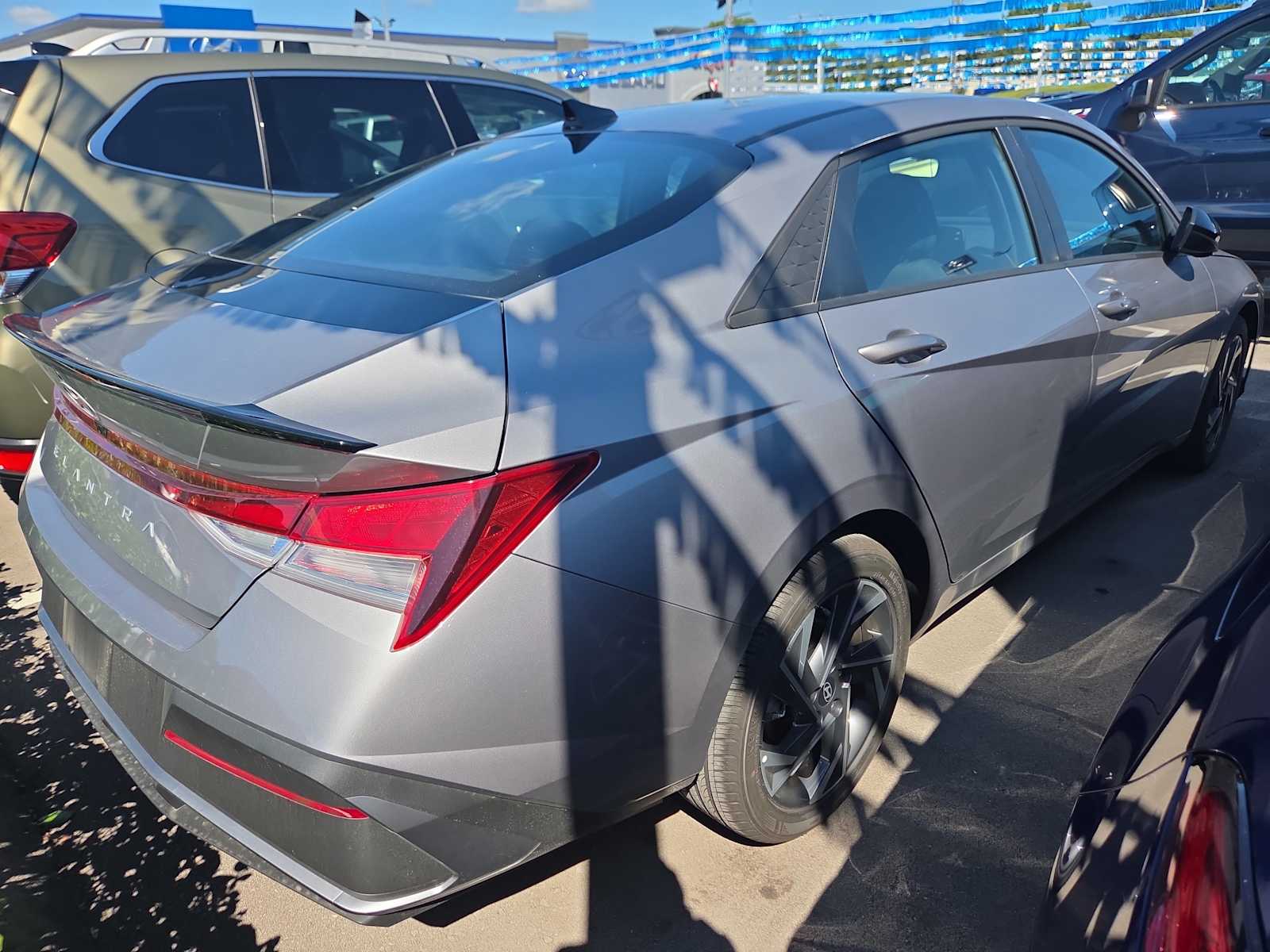 2025 Hyundai Elantra SEL Sport photo 3