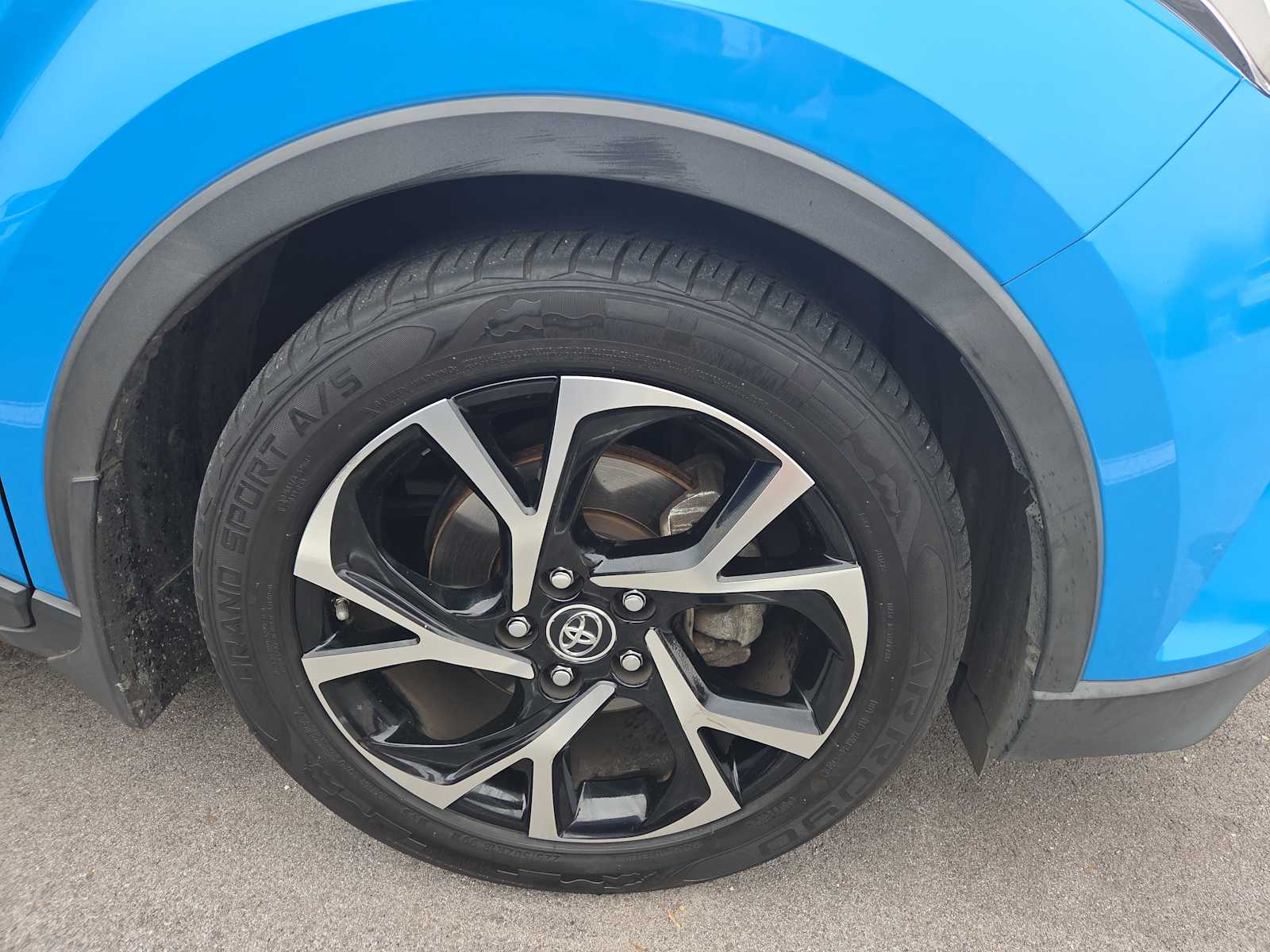 2019 Toyota C-HR XLE photo 2