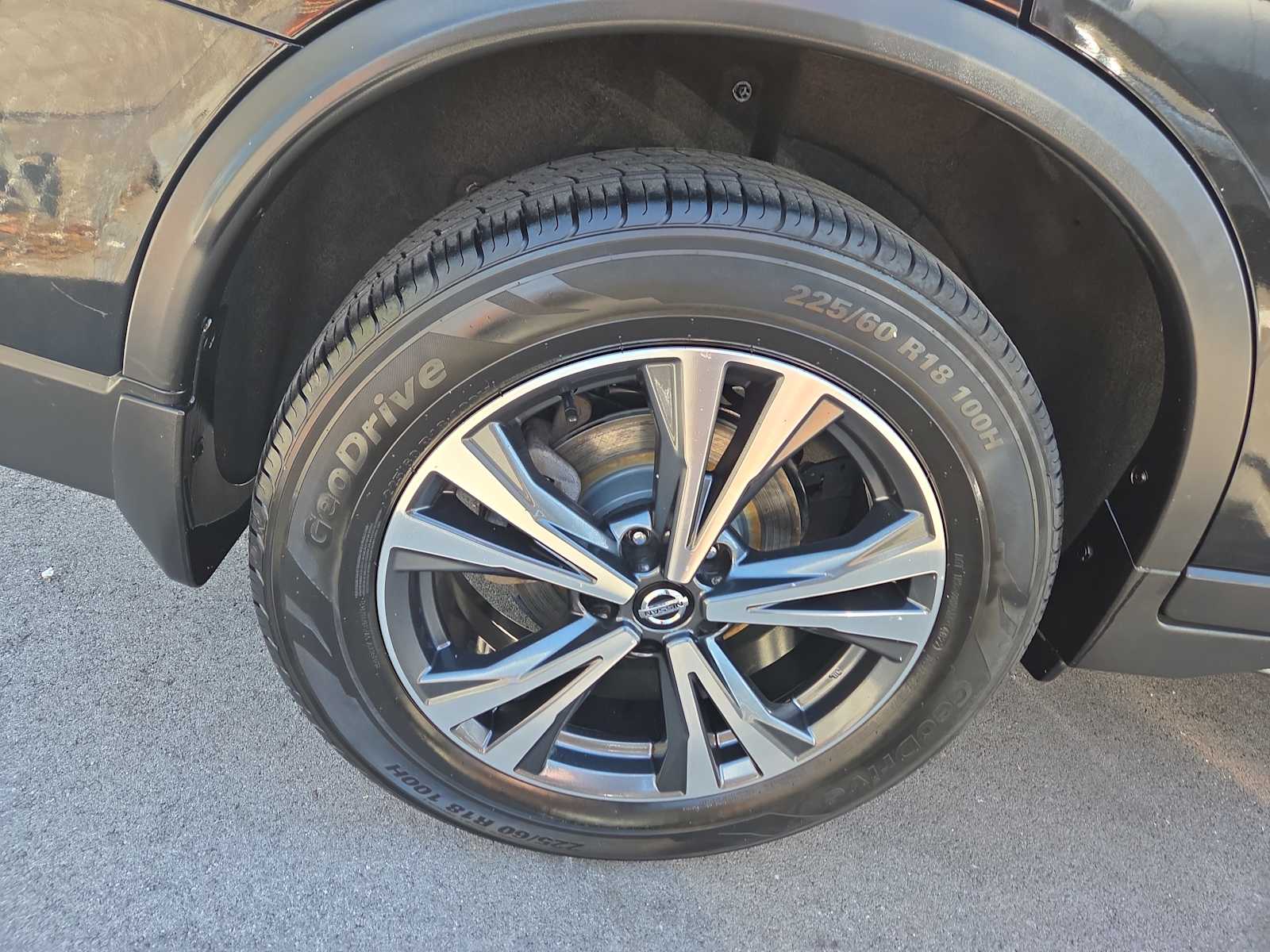2020 Nissan Rogue SV photo 2