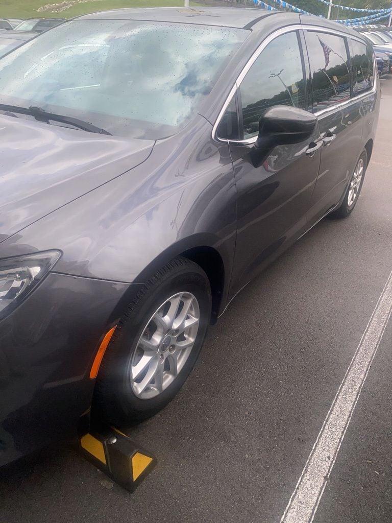 2017 Chrysler Pacifica Touring's photo