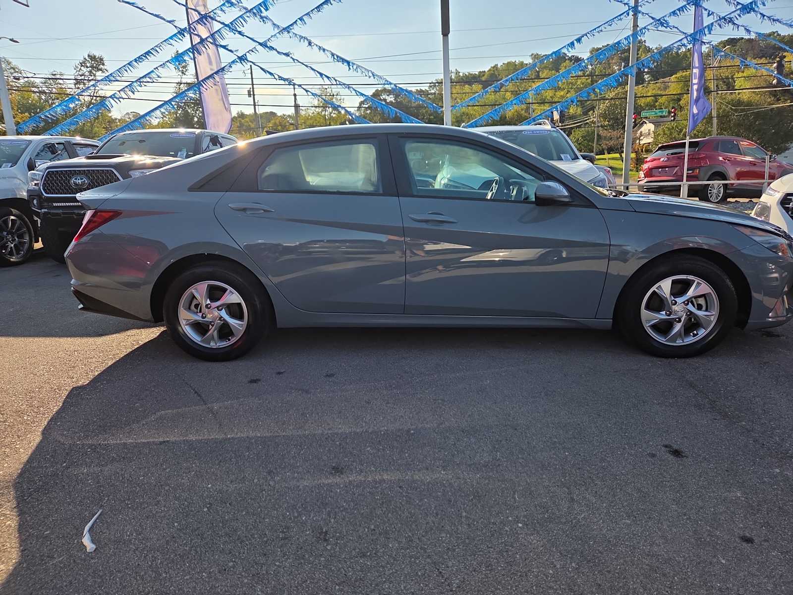 2022 Hyundai Elantra SE photo 3
