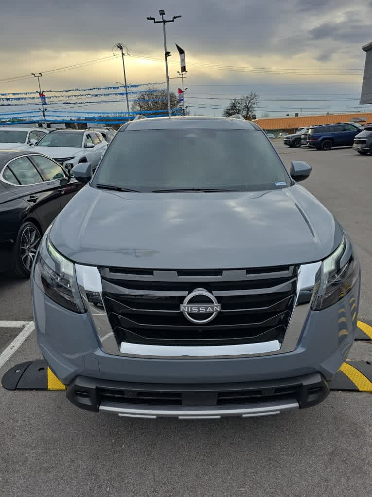 2025 Nissan Pathfinder Platinum's photo