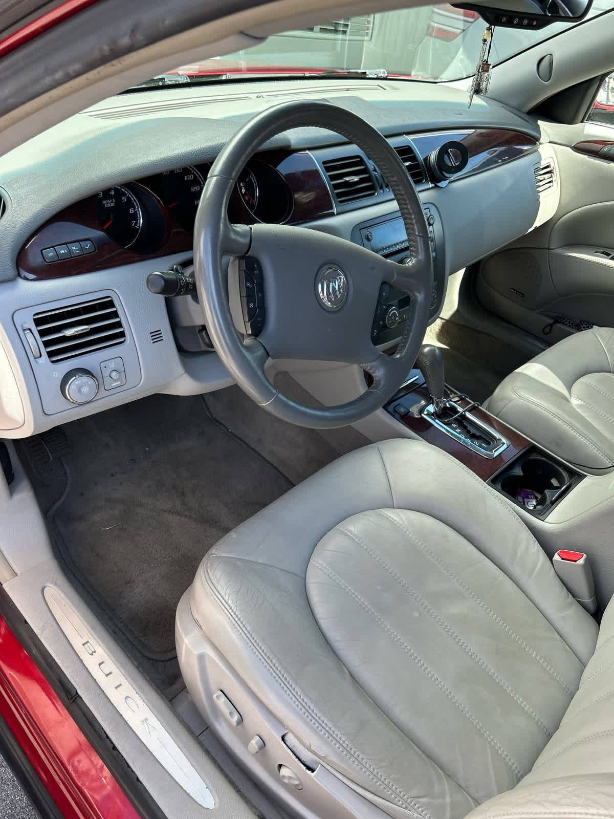 2010 Buick Lucerne CXL photo 3