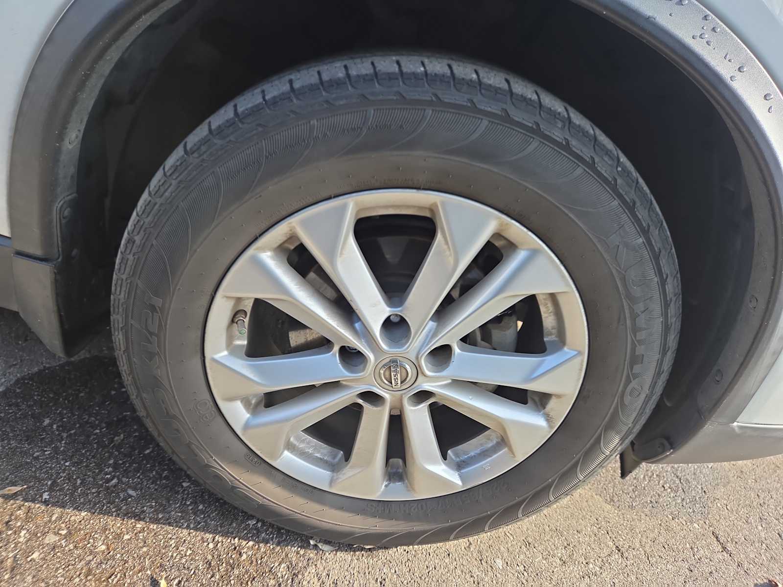 2016 Nissan Rogue SV photo 2