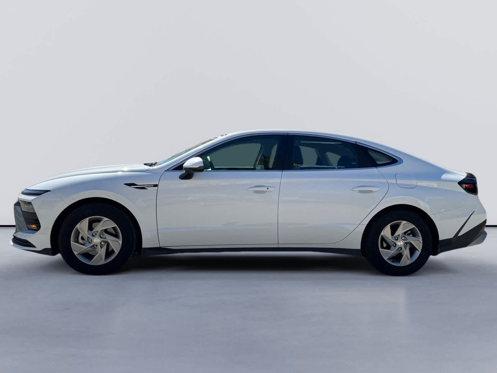 2025 Hyundai Sonata SE photo 2