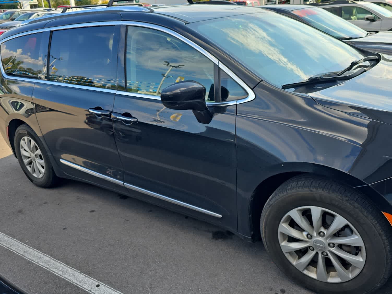 2018 Chrysler Pacifica Touring L photo 2