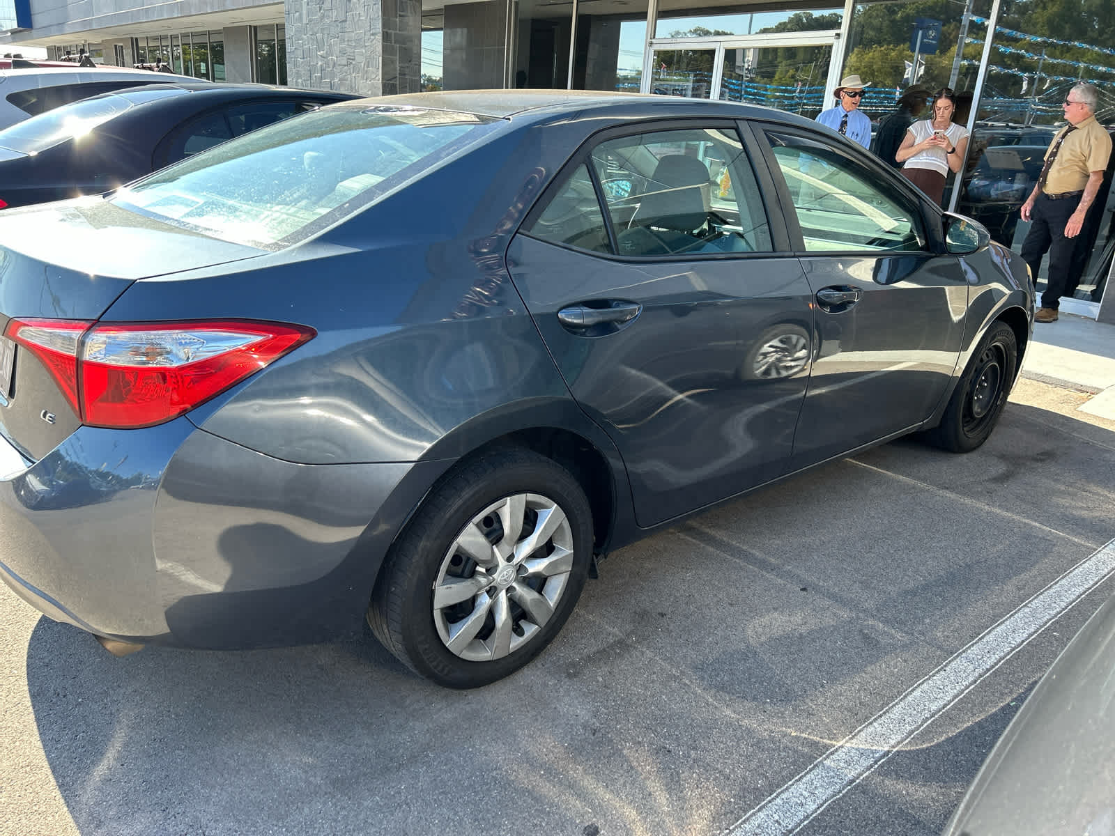 2016 Toyota Corolla LE photo 3