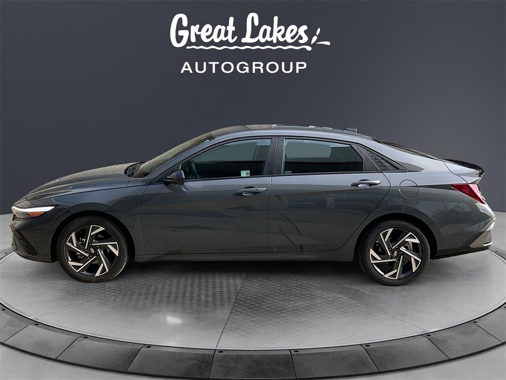 2025 Hyundai Elantra SEL Sport photo 2