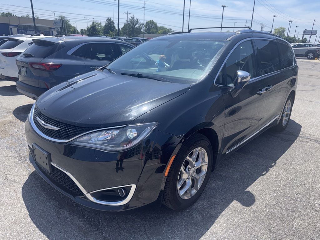 2018 Chrysler Pacifica Limited's photo