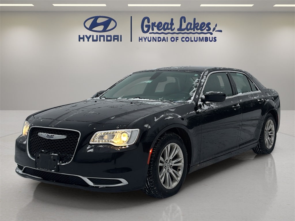 2019 Chrysler 300 Touring's photo