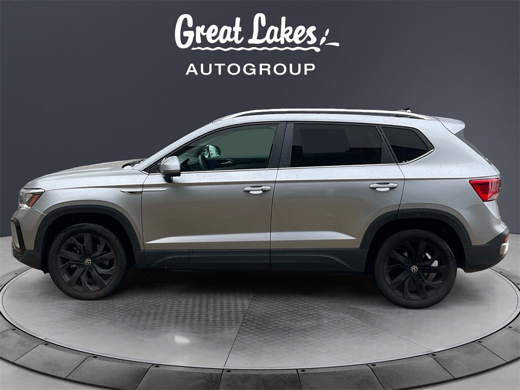 2022 Volkswagen Taos SE photo 2