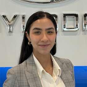 Staff member Fernanda Mendoza from ID_9338b57dd8c9