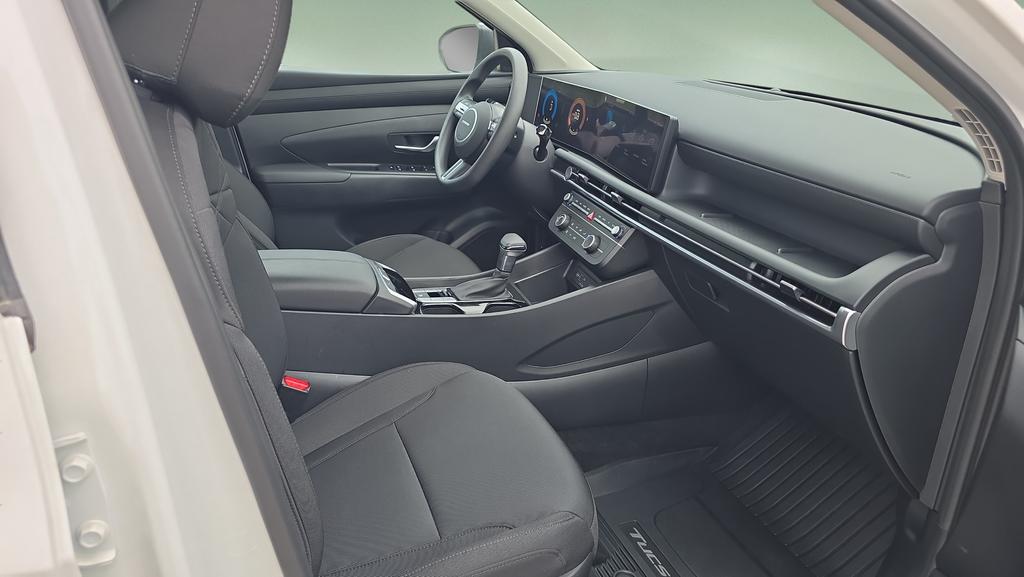2025 Hyundai Tucson SE - Photo 13
