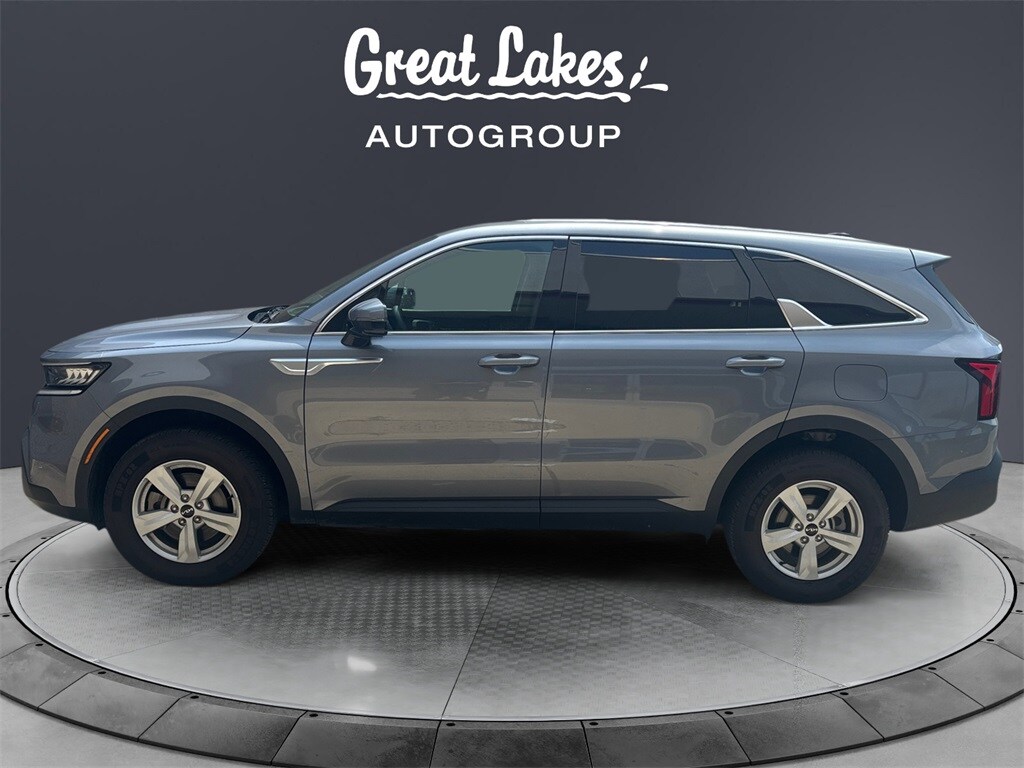 2023 Kia Sorento LX photo 2