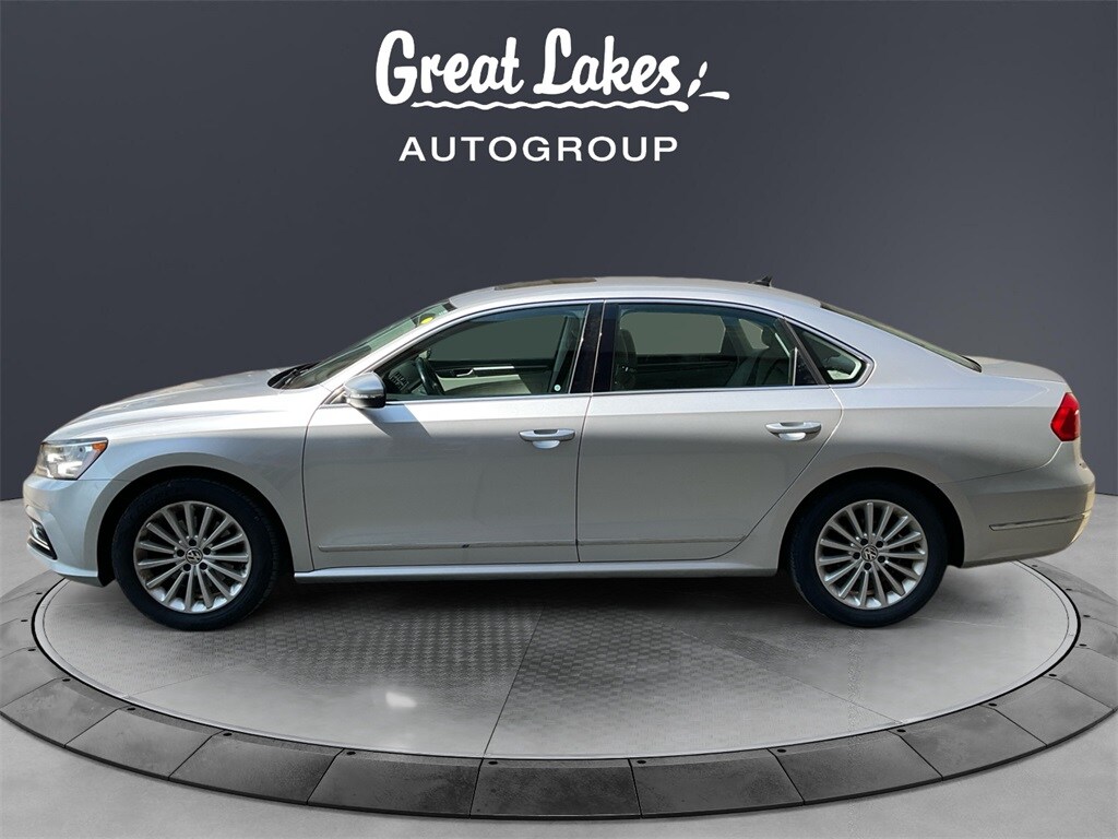 2016 Volkswagen Passat TDI SE photo 2