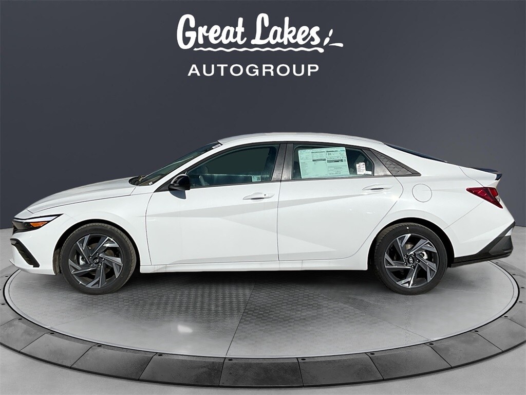 2025 Hyundai Elantra SEL Sport photo 2