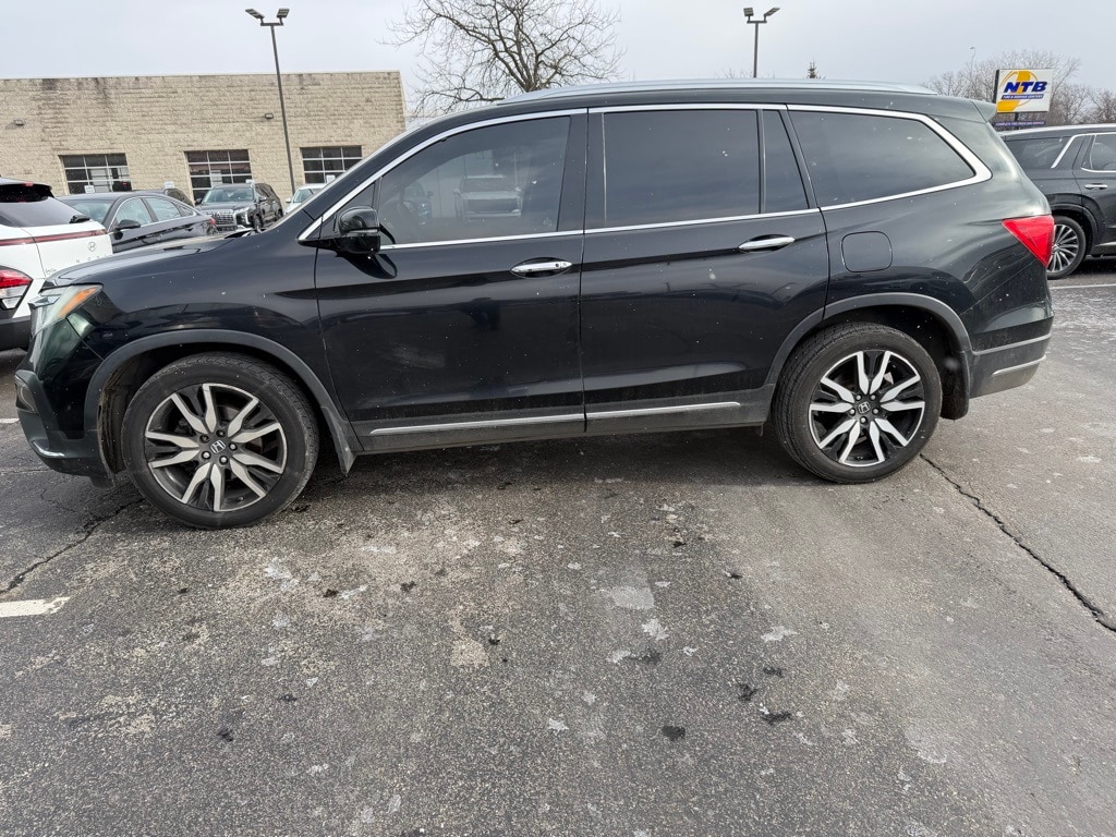 2019 Honda Pilot Elite's photo