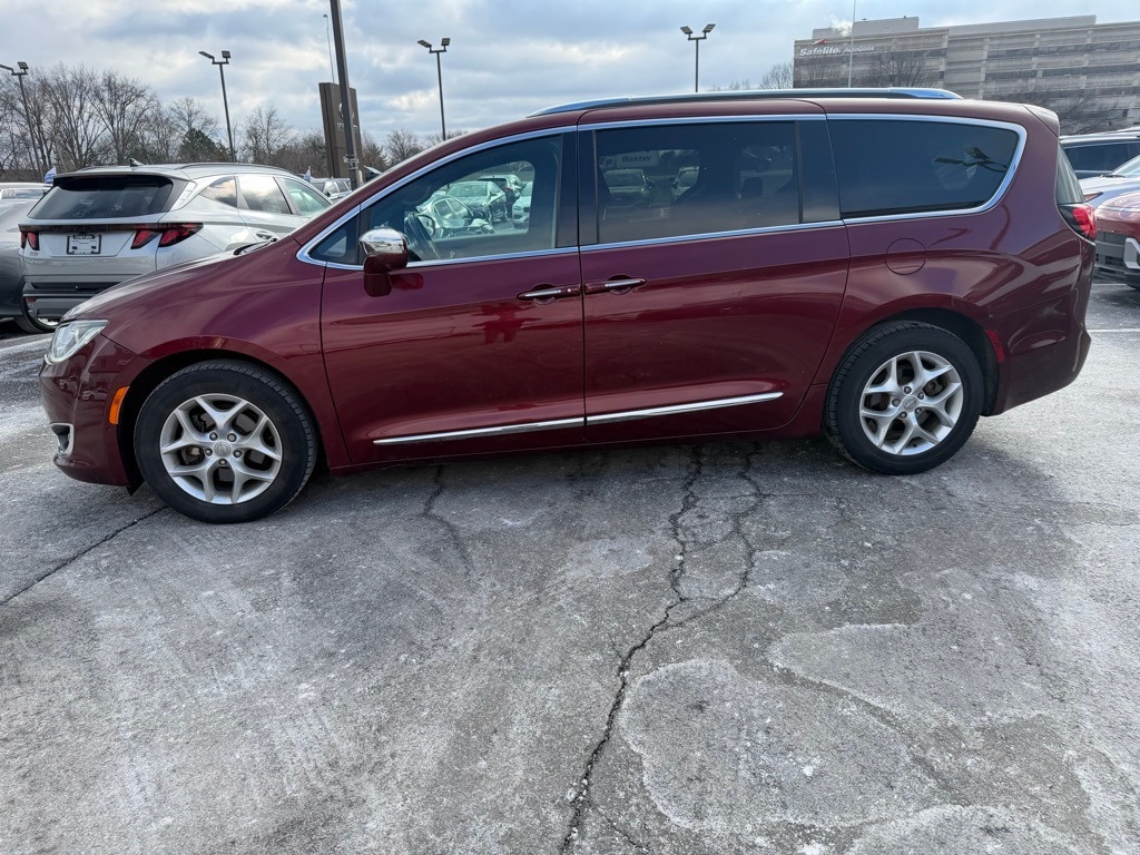 2020 Chrysler Pacifica Limited's photo