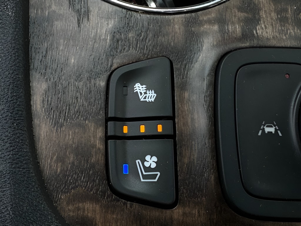 2020 GMC Acadia Denali - Photo 32