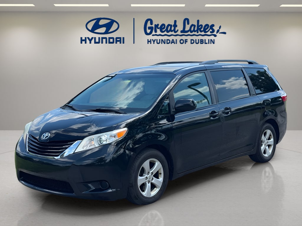 2016 Toyota Sienna LE V6 7-Passenger Access Seat's photo