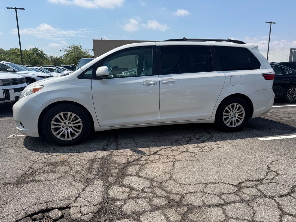 2017 Toyota Sienna XLE Premium V6 8-Passenger's photo