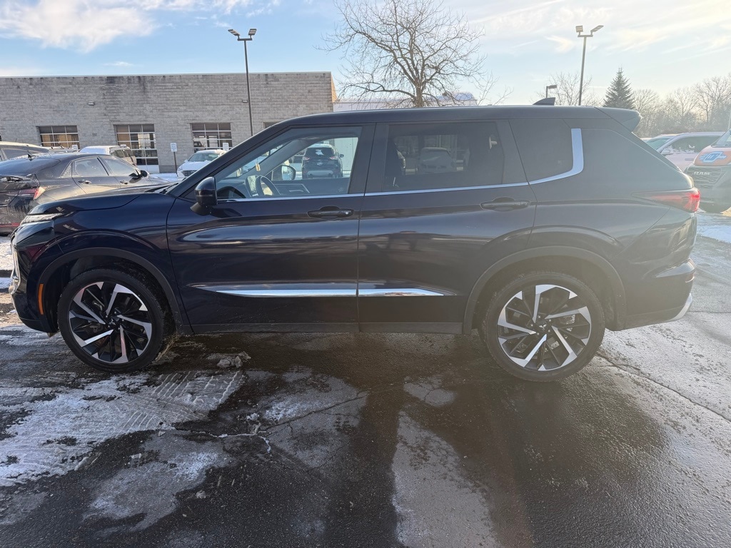 2024 Mitsubishi Outlander SE's photo