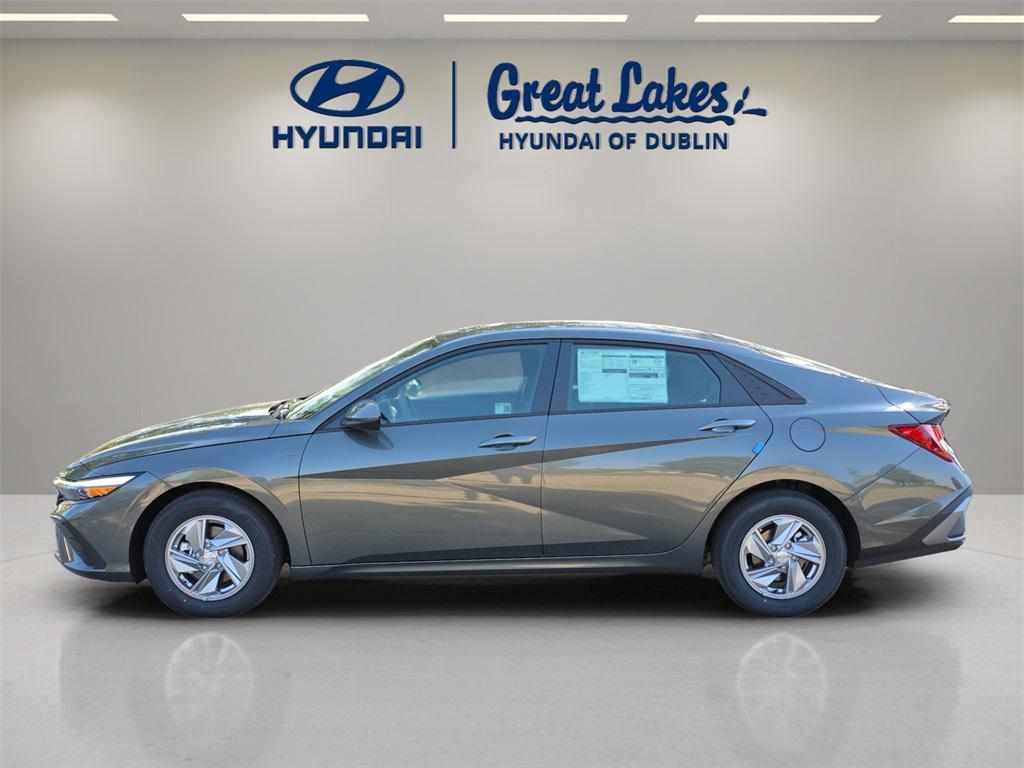 2025 Hyundai Elantra SE photo 2