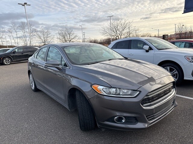 2014 Ford Fusion SE photo 2
