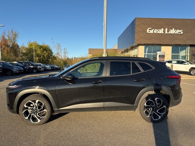 2025 Chevrolet Trax photo 2