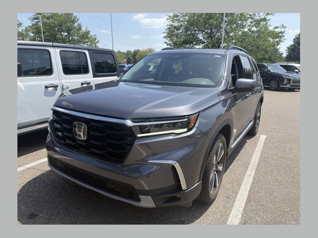 2023 Honda Pilot Touring AWD's photo