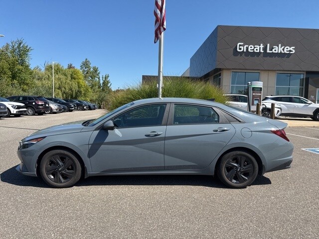 2023 Hyundai Elantra SEL photo 2