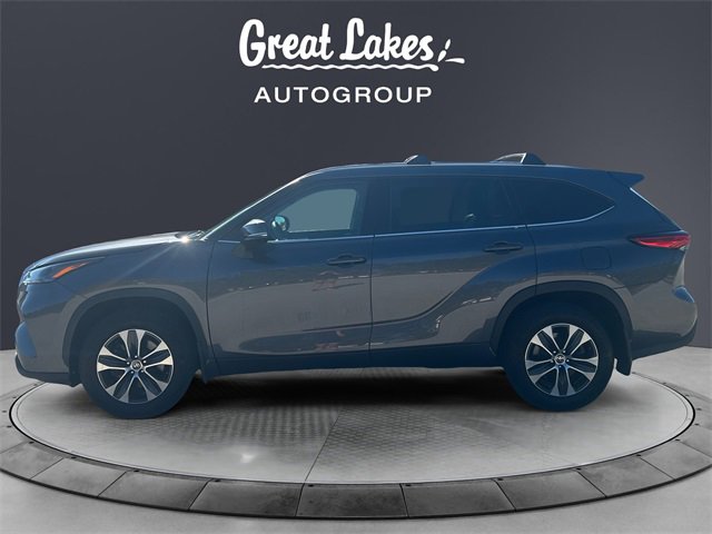 2022 Toyota Highlander XLE photo 2