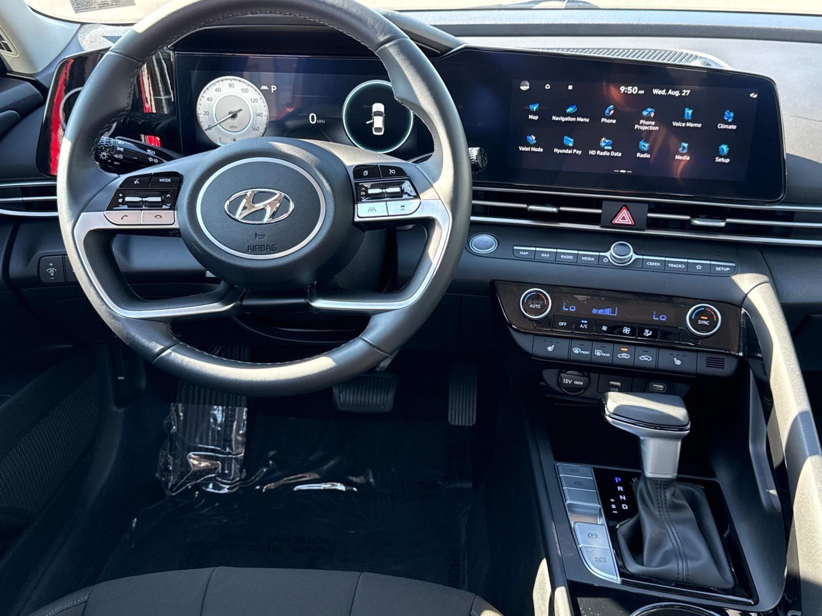 2023 Hyundai Elantra SEL photo 2