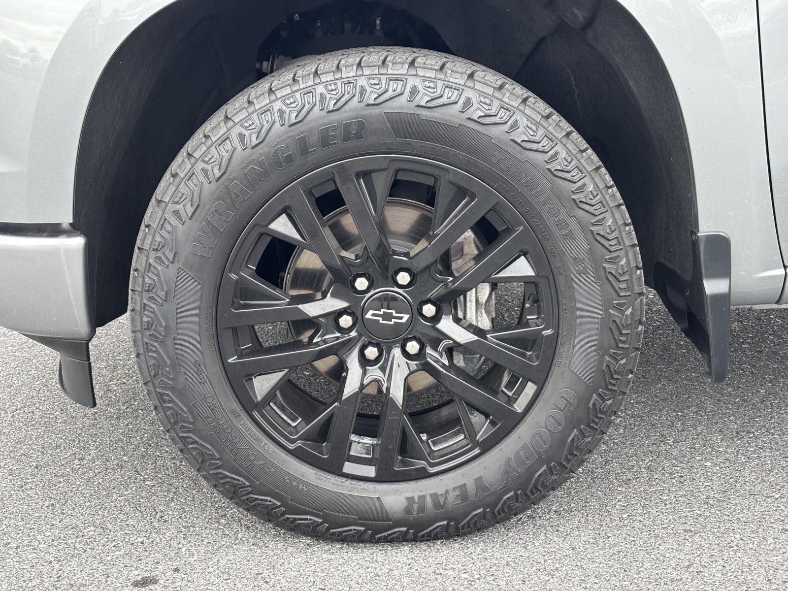 2023 Chevrolet Silverado RST photo 3