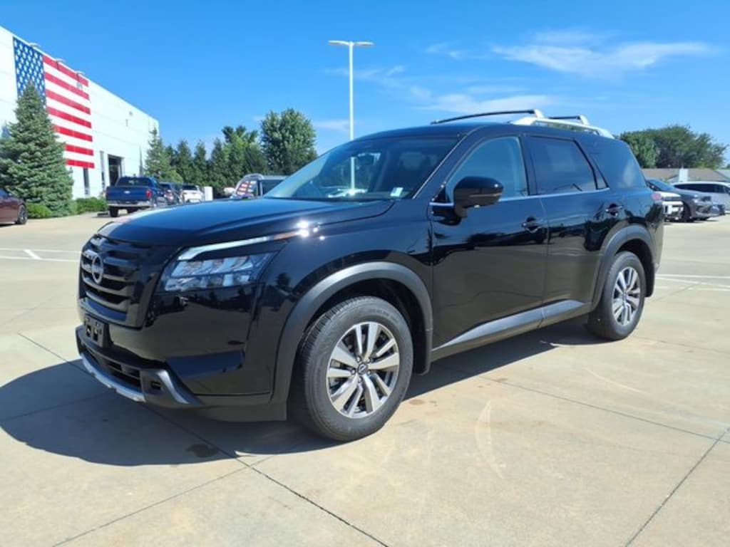 Used 2025 Nissan Pathfinder SL SUV