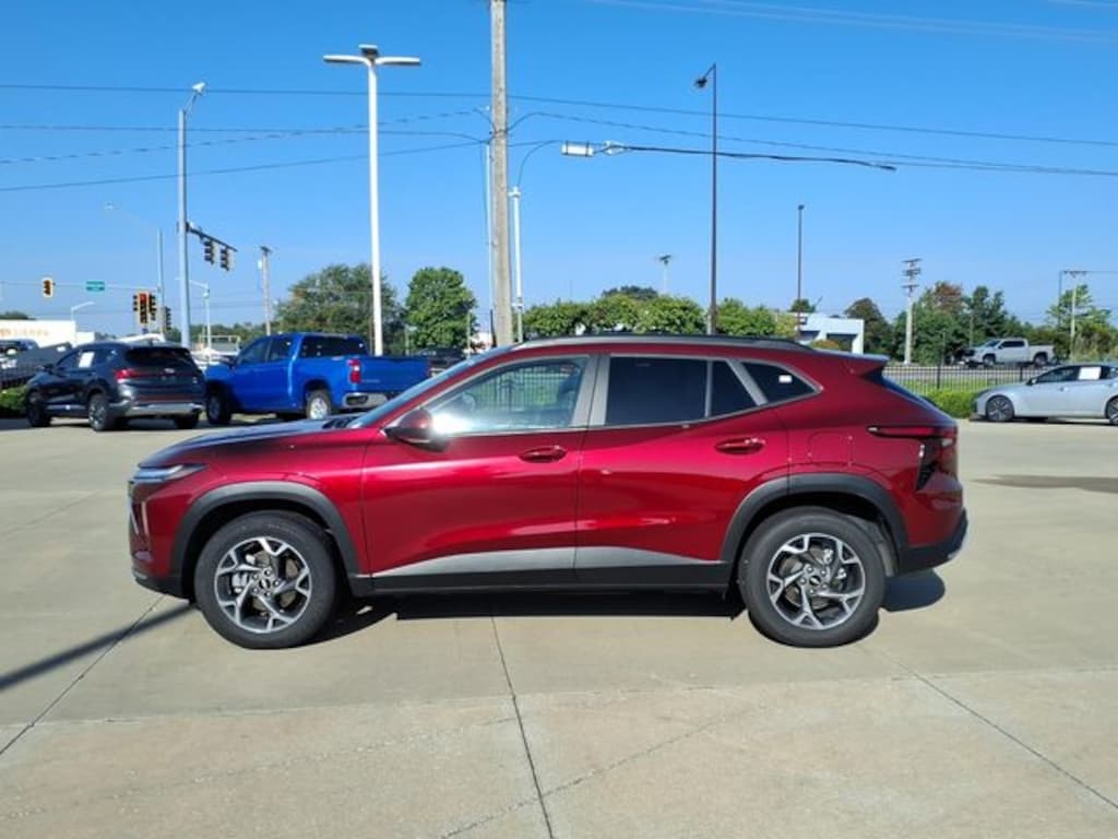 Used 2025 Chevrolet Trax LT SUV