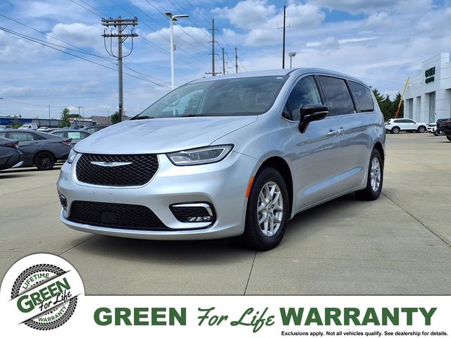 2024 Chrysler Pacifica Touring L's photo