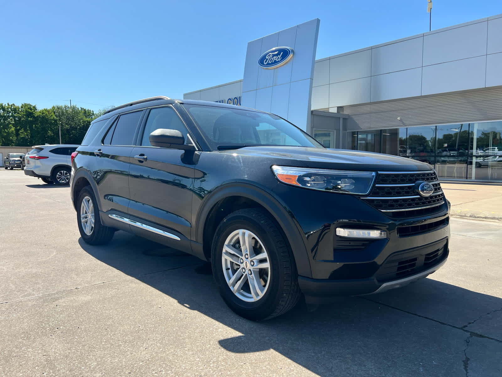 2022 Ford Explorer XLT photo 3