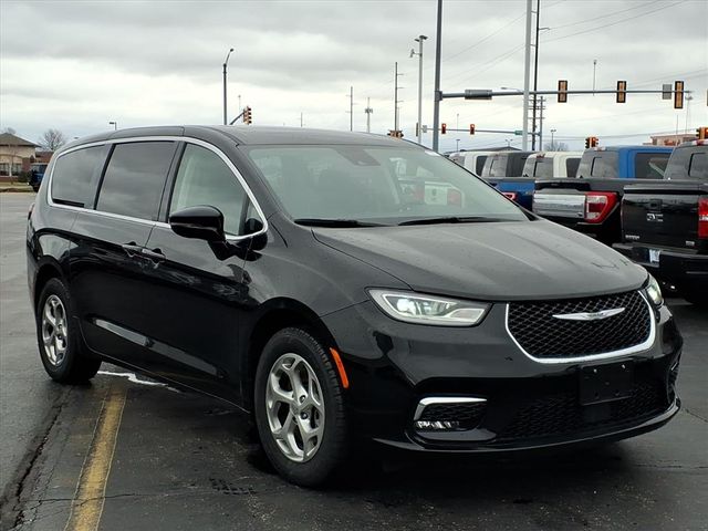 2024 Chrysler Pacifica Limited AWD's photo