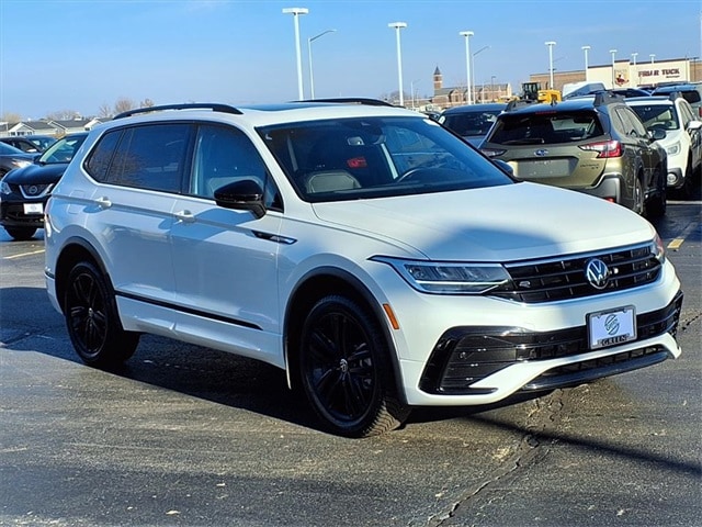 2022 Volkswagen Tiguan SE R-LINE BLACK's photo