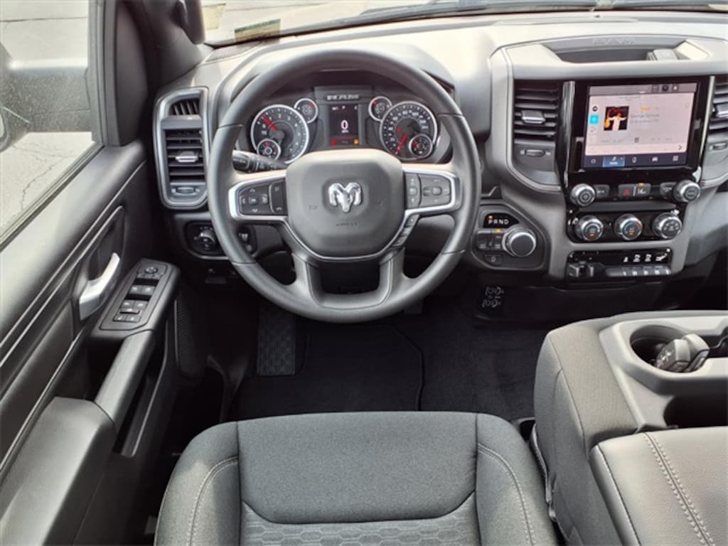 New 2026 Ram 1500 EXPRESS CREW CAB 4X4 5'7 BOX Pickup