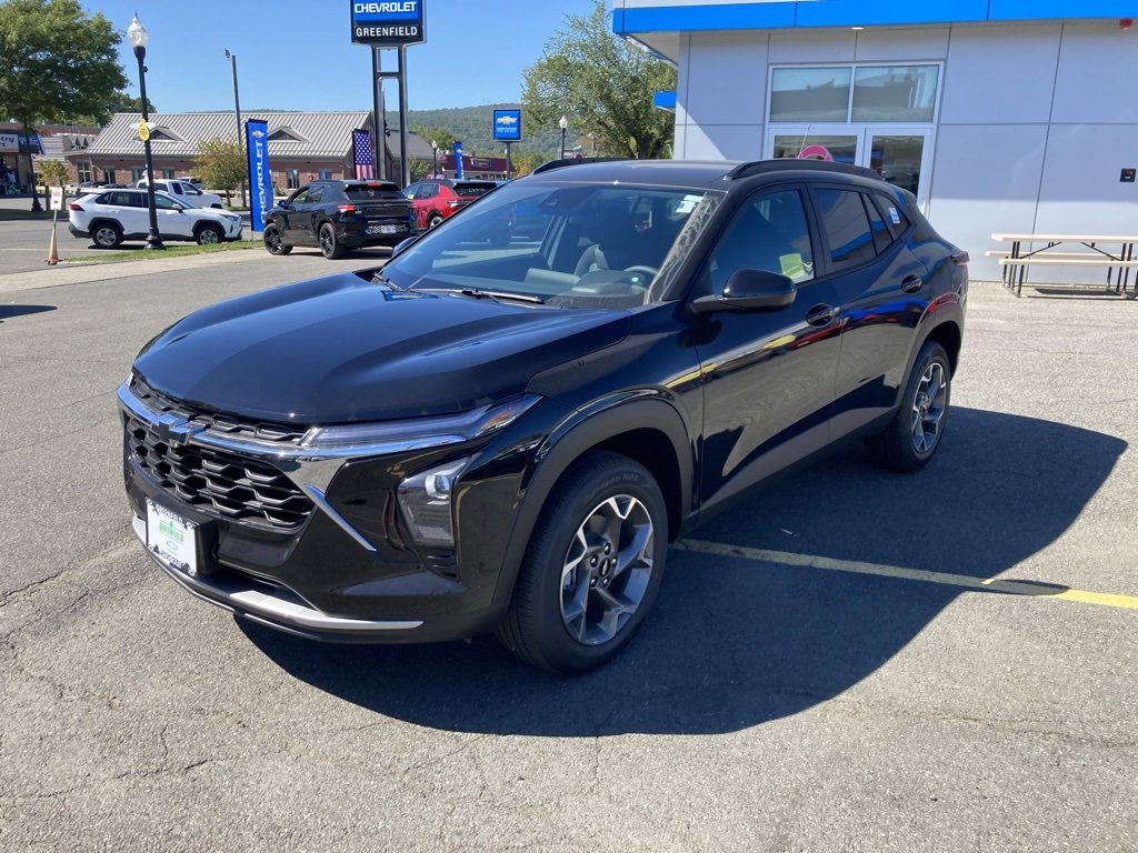 2025 Chevrolet Trax LT photo 3