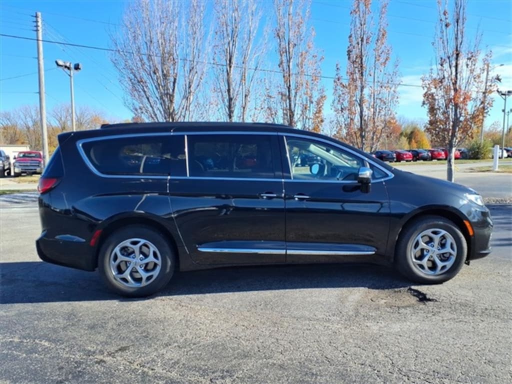 Used 2023 Chrysler Pacifica Limited Minivan/Van