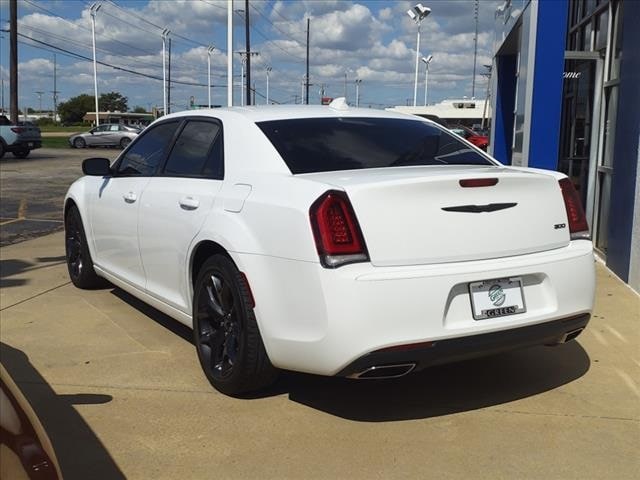 Used 2022 Chrysler 300 Touring with VIN 2C3CCAAG3NH131081 for sale in Springfield, IL