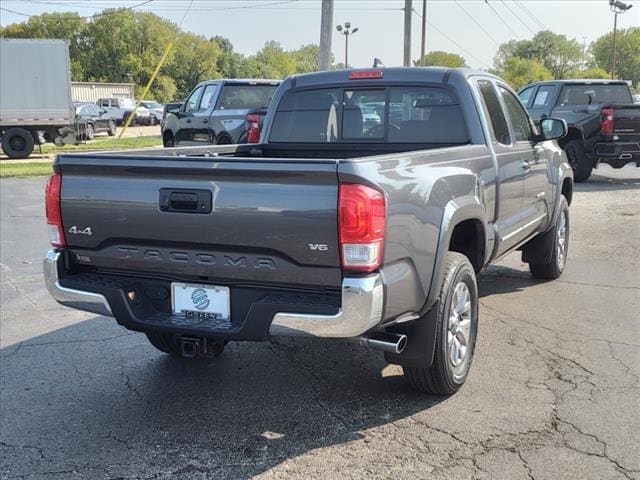 Used 2017 Toyota Tacoma SR5 with VIN 5TFSZ5AN7HX078137 for sale in Springfield, IL